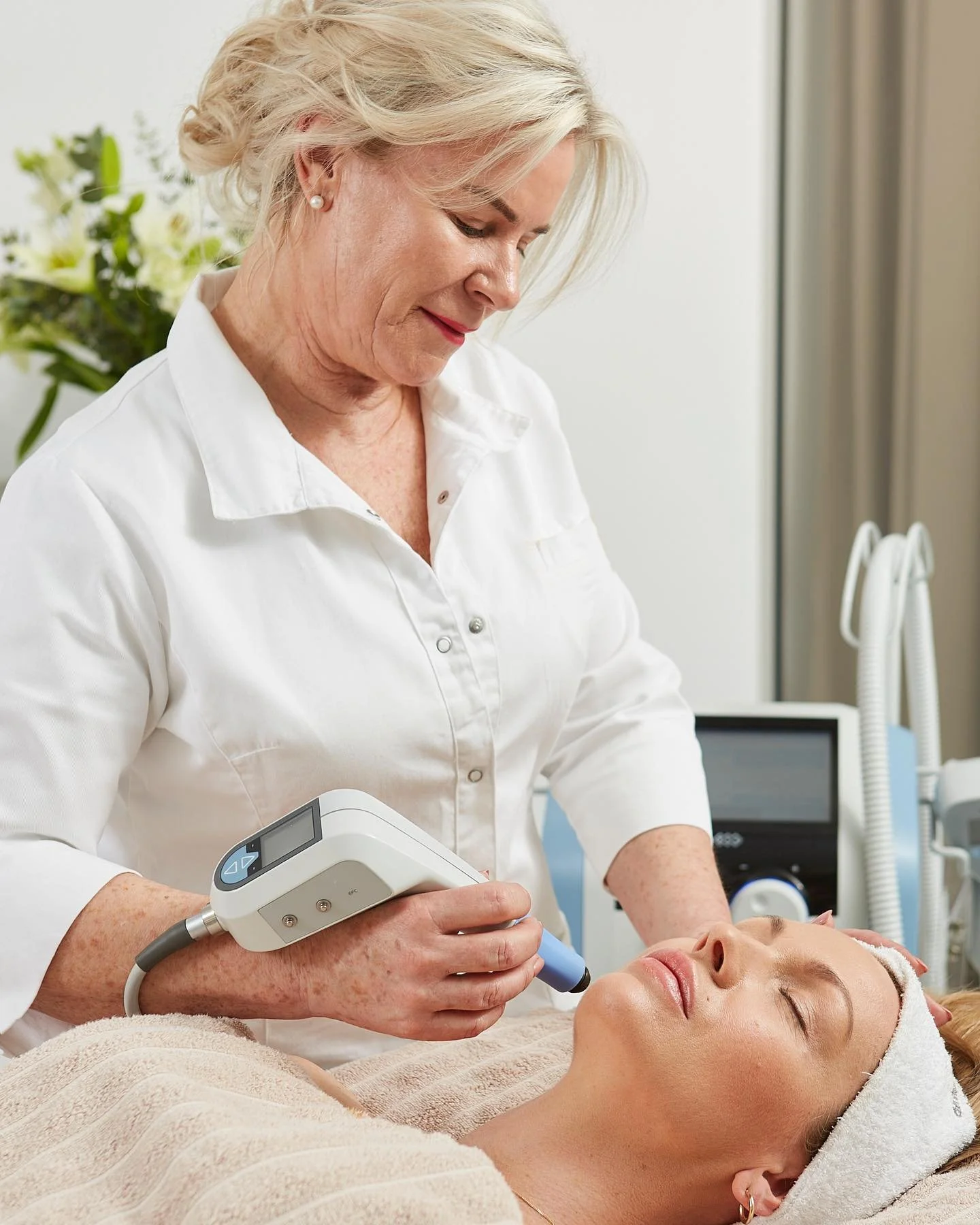 Helen utför en hudvårdsbehandling på Helens Beauty Center